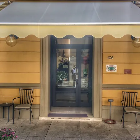 Отель Smart Bartolini 3*